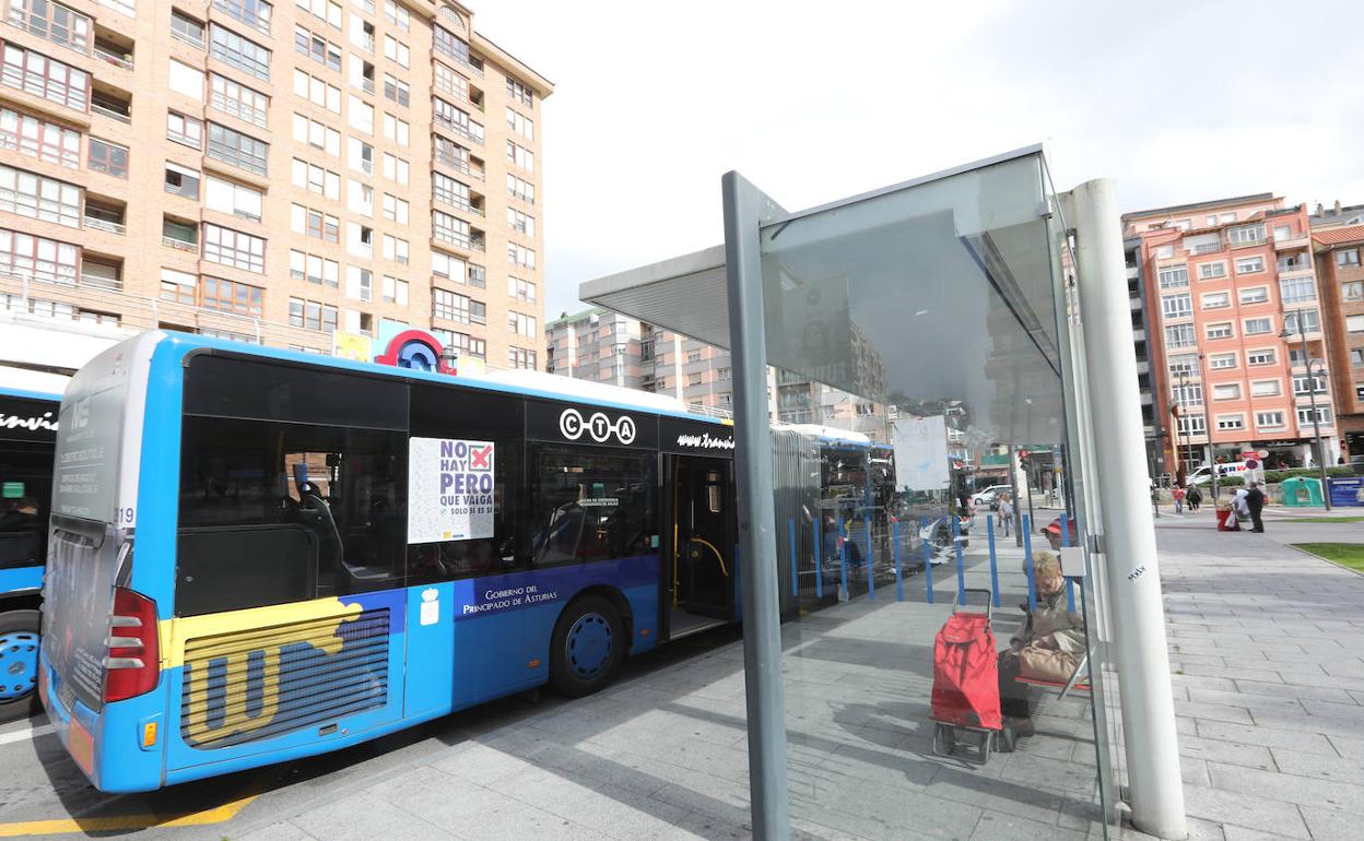 Tres heridas leves tras un frenazo brusco del autobús de Avilés en el